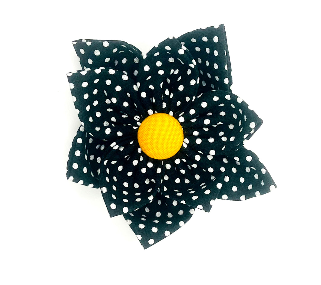 Broche - noire picotée blanche bouton jaune
