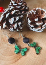 Load image into Gallery viewer, Duo chou - satin noir boucles d’oreilles pendantes papillons verts
