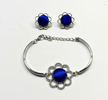 Load image into Gallery viewer, Ensemble - bracelets et boucles d’oreilles fleurs bleues
