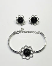 Load image into Gallery viewer, Ensemble - bracelets et boucles d’oreilles fleurs noires brillantes
