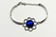 Load image into Gallery viewer, Ensemble - bracelets et boucles d’oreilles fleurs bleues
