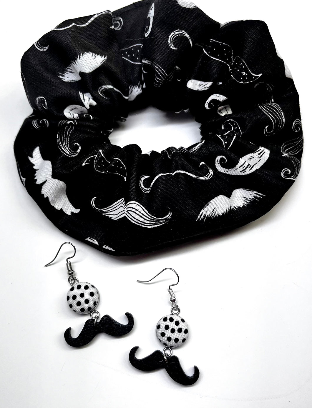 Duo chou - moustaches boucles d’oreilles pendantes