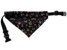Load image into Gallery viewer, Bandana de chien reversible - Friends / picoté multicolor - tissu noir
