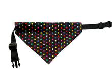 Load image into Gallery viewer, Bandana de chien reversible - Friends / picoté multicolor - tissu noir
