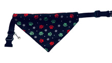 Load image into Gallery viewer, Bandana de chien reversible - carreauté / pattes de chien
