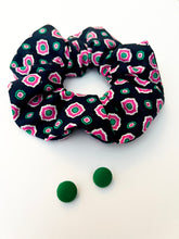 Charger l&#39;image dans la galerie, Duo chou - chouchou bleu vert rose et boucles d’oreilles vertes
