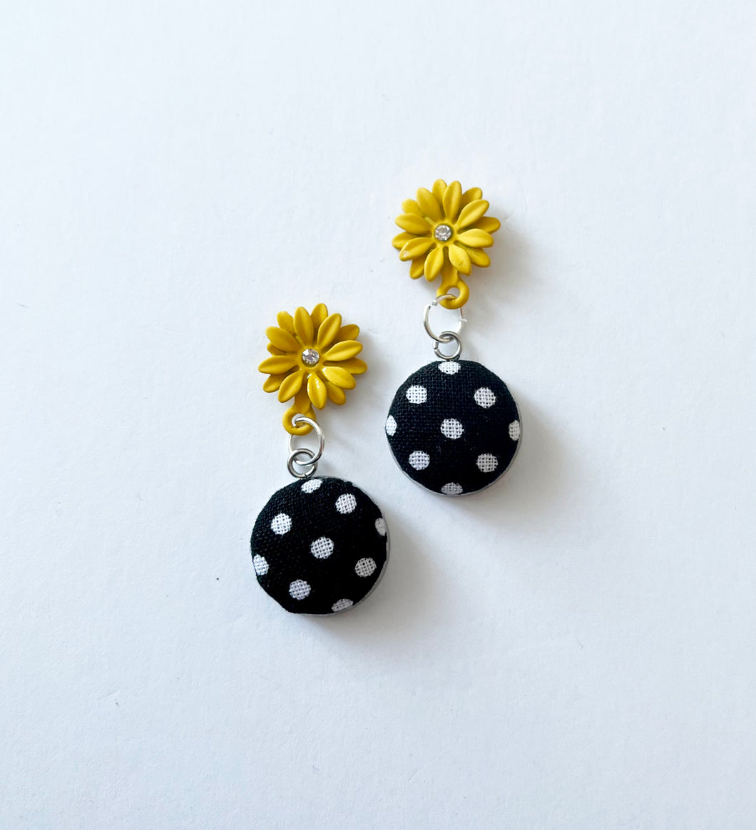 Pendantes - petites fleurs jaune avec noir picoté blanc